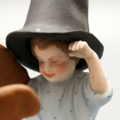 Скульптурная группа «Дети, примеряющие отцовскую шляпу с рукавицами», бисквит, Гарднер, 19 в.