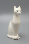 Советская фаянсовая статуэтка «Белая кошка», скульптор Садиков Г. Б., ЗиК «Конаково», 1960-70 годы 