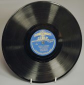 Советская пластинка с песнями: «Песня о Каховке» из фильма «Три товарища»  и «Песенка о капитане» из фильма «Дети капитана Гранта», Апрелевский завод, 1950-е гг.