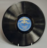 Советская пластинка с песнями: «Песня о Каховке» из фильма «Три товарища»  и «Песенка о капитане» из фильма «Дети капитана Гранта», Апрелевский завод, 1950-е гг.