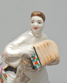 Статуэтка «Под гармошку» (Танец с гармошкой), скульптор Чечулина Г. Д., Дулевский завод, 1965 г.