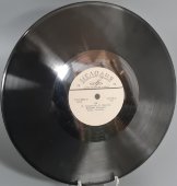 Советская старинная пластинка 78 оборотов для граммофона с песнями Вероники Кругловы: «Да» и «Я ищу человека».