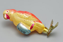 Советская стеклянная елочная игрушка на прищепке «Попугай Карудо с ватой» из серии «Доктор Айболит», Москва, 1950-60 гг.