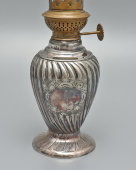 Антикварная керосиновая лампа с цветочным декором, никелированный металл, латунь, стекло, Kosmos-Brenner, компания Brokelman, Jager & Co., Германия, нач. 20 в.