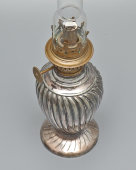 Антикварная керосиновая лампа с цветочным декором, никелированный металл, латунь, стекло, Kosmos-Brenner, компания Brokelman, Jager & Co., Германия, нач. 20 в.