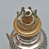 Антикварная керосиновая лампа с цветочным декором, никелированный металл, латунь, стекло, Kosmos-Brenner, компания Brokelman, Jager & Co., Германия, нач. 20 в.