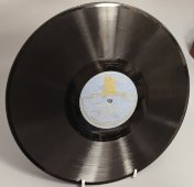 Исполняет оркестр под упр. Кнушевицкого: танго «Воспоминания» и «Тихий вечер» солистка А.М. Тимошаева. Ленинградский завод, 1950-е гг.