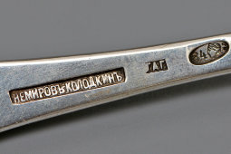 Старинная столовая серебряная ложка с монограммой «ЕЛ», 84 проба, Немиров-Колодкин, 1899-1908 гг.