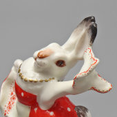 Фигурка «Пляшущая зайчиха», скульптор Чарушин Е. И., ЛФЗ, 1950-60 гг.