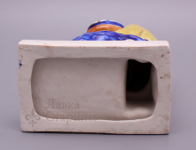 Статуэтка «Девочка, надевающая коньки», фарфор, Артель «Прогресс», 1950-60 гг.