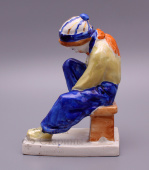 Статуэтка «Девочка, надевающая коньки», фарфор, Артель «Прогресс», 1950-60 гг.