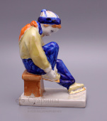 Статуэтка «Девочка, надевающая коньки», фарфор, Артель «Прогресс», 1950-60 гг.