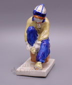 Статуэтка «Девочка, надевающая коньки», фарфор, Артель «Прогресс», 1950-60 гг.