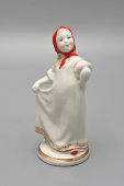 Статуэтка «Плясунья» в белом платье из композиции «Матрешки», скульптор Павлова Л. Н. (Кошман), фабрика «Красный фарфорист» в Чудово, 1958 г.