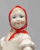 Статуэтка «Плясунья» в белом платье из композиции «Матрешки», скульптор Павлова Л. Н. (Кошман), фабрика «Красный фарфорист» в Чудово, 1958 г.