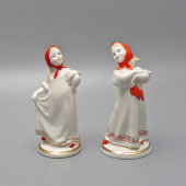 Статуэтка «Плясунья» в белом платье из композиции «Матрешки», скульптор Павлова Л. Н. (Кошман), фабрика «Красный фарфорист» в Чудово, 1958 г.