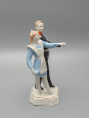 Фигурка «Первый вальс» («Суворовец»), скульптор Бржезицкая А. Д., фарфор Дулево, 1951 г.