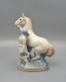 Статуэтка «Конезаводчица», скульптор Бессарабова Н. И., Гжель, 1950-60 гг.