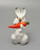 Фигурка «Заяц с морковкой», скульптор Чарушин Е. И., анималистика ЛФЗ, 1950-60 гг.