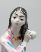 Статуэтка «Узбечка, заплетающая косички», скульптор Г. С. Столбова, ЛФЗ, 1950-60 гг.