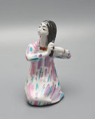 Статуэтка «Узбечка, заплетающая косички», скульптор Г. С. Столбова, ЛФЗ, 1950-60 гг.