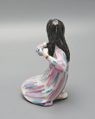 Статуэтка «Узбечка, заплетающая косички», скульптор Г. С. Столбова, ЛФЗ, 1950-60 гг.