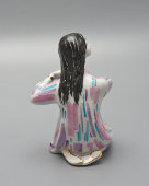 Статуэтка «Узбечка, заплетающая косички», скульптор Г. С. Столбова, ЛФЗ, 1950-60 гг.