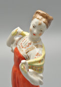 Статуэтка «Девушка с платком» с подписью автора золотом, скульптор Артамонова О. С., ДФЗ Вербилки, 1950-60 гг.