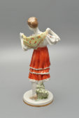 Статуэтка «Девушка с платком» с подписью автора золотом, скульптор Артамонова О. С., ДФЗ Вербилки, 1950-60 гг.