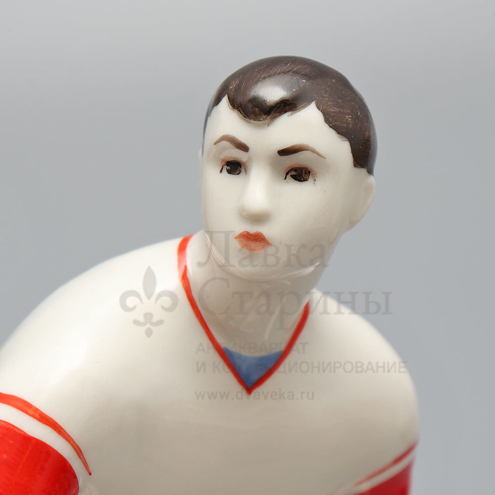 Купить статуэтку «Вратарь», ЛФЗ, скульптор Никонова И. Н., редкая роспись.
