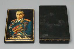 Советская агитационная лаковая шкатулка папье-маше «Брежнев Леонид Ильич» (агитлак), художник Пичугин, 1970-е