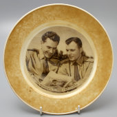 Декоративная настенная тарелка «Летчики-космонавты Титов и Гагарин», пластмасса, 1960-е