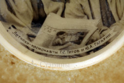 Декоративная настенная тарелка «Летчики-космонавты Титов и Гагарин», пластмасса, 1950-60 гг.