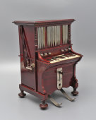 Старинный курительный прибор «Орган»: сигаретница, спичечница, резак для сигарет и музыкальная шкатулка, красное дерево, Европа, 1900-е