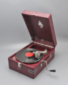 Советский патефон чемоданного типа, модель ПТ-3, Патефонный завод в г. Молотов, 1952-53 гг.