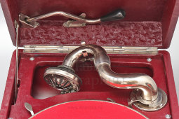 Советский патефон чемоданного типа, модель ПТ-3, Патефонный завод в г. Молотов, 1952-53 гг.