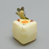 Советская ёлочная игрушка на прищепке «Избушка Коковани» по сказу Павла Бажова «Серебряное копытце», стекло, 1970-е