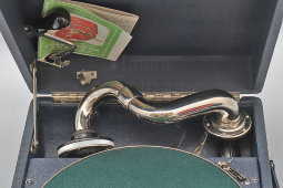 Советский патефон-чемоданчик «Дружба», модель ПГ-54, Артель Граммофон, Центрпромсовет СССР, Ленинград, 1950-е