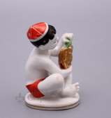 Статужтка «Мальчик с виноградом», скульптор Столбова Г. С., ЛФЗ, редкая роспись