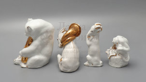 Комплект статуэток по басне И. А. Крылова «Квартет» (золотой):​ осел, козел, мартышка и косолапый мишка, скульптор Воробьев Б. Я., ЛФЗ, 1950-60 гг.