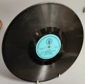 М. Новохижин исп. песни из к/ф «Огонек в горах»: «Сероглазая» и «Огонек», Апрелевский завод, 1950-е гг.