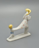 Статуэтка «Подожди», скульптор Пермяк М. Е., фарфор, Вербилки, 1950-60 гг.