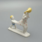 Статуэтка «Подожди», скульптор Пермяк М. Е., фарфор, Вербилки, 1950-60 гг.