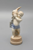 Фигурка «Мальчик с репкой»,фарфор, Гжель, 1950-60 гг.