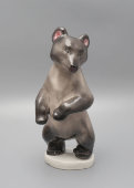 Статуэтка «Бурый медведь», скульптор Ризнич И. И., фарфор, ЛФЗ, 1950-60 гг.