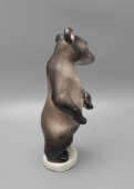 Статуэтка «Бурый медведь», скульптор Ризнич И. И., фарфор, ЛФЗ, 1950-60 гг.