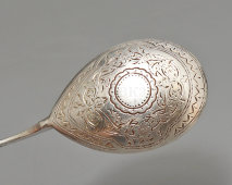 Старинная десертная серебряная ложка с цветочной гравировкой и винтовой ручкой, 84 проба, мастерская Волкова Павла, Москва, 1888 г.