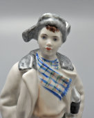 Статуэтка «Мальчик с коньками», скульптор Венкова И. А., художник Лупанова Е. Н., ЛФЗ, 1960-е