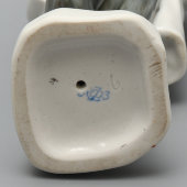 Статуэтка «Мальчик с коньками», скульптор Венкова И. А., художник Лупанова Е. Н., ЛФЗ, 1960-е