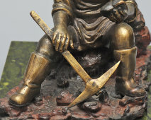 Подарок ко дню шахтера, кабинетная настольная скульптура «Михайло Волков», латунь, змеевик, Россия, 2000-е